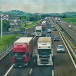 Am Donnerstagmorgen, den 23. Juli 2026, ereignete sich gegen 5:20 Uhr ein Verkehrsunfall auf der A44 in Richtung Kassel, zwischen den Anschlussstellen Soest-Ost und Erwitte-Anröchte. Bei dem Unfall wurde ein Mann tödlich verletzt. Ersten Ermittlungen zufolge kollidierte ein 43-jähriger Autofahrer aus ungeklärten Gründen mit einem vorausfahrenden Lkw. Dabei schob sich sein Fahrzeug unter den Lkw, und der Fahrer aus Erwitte wurde in seinem Auto eingeklemmt und erlitt tödliche Verletzungen. Ein spezialisiertes Verkehrsunfallaufnahmeteam der Polizei Dortmund ist vor Ort, um den Unfall zu dokumentieren. Die Ermittlungen zur Unfallursache und die Aufnahme des Unfallgeschehens sind noch im Gange. Der Verkehr wird momentan auf dem linken Fahrstreifen an der Unfallstelle vorbeigeführt.