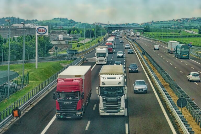 Am Donnerstagmorgen, den 23. Juli 2026, ereignete sich gegen 5:20 Uhr ein Verkehrsunfall auf der A44 in Richtung Kassel, zwischen den Anschlussstellen Soest-Ost und Erwitte-Anröchte. Bei dem Unfall wurde ein Mann tödlich verletzt. Ersten Ermittlungen zufolge kollidierte ein 43-jähriger Autofahrer aus ungeklärten Gründen mit einem vorausfahrenden Lkw. Dabei schob sich sein Fahrzeug unter den Lkw, und der Fahrer aus Erwitte wurde in seinem Auto eingeklemmt und erlitt tödliche Verletzungen. Ein spezialisiertes Verkehrsunfallaufnahmeteam der Polizei Dortmund ist vor Ort, um den Unfall zu dokumentieren. Die Ermittlungen zur Unfallursache und die Aufnahme des Unfallgeschehens sind noch im Gange. Der Verkehr wird momentan auf dem linken Fahrstreifen an der Unfallstelle vorbeigeführt.