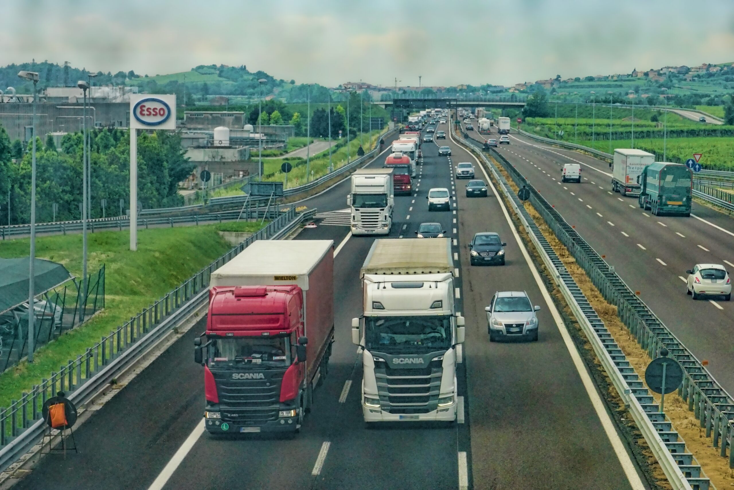 Am Donnerstagmorgen, den 23. Juli 2026, ereignete sich gegen 5:20 Uhr ein Verkehrsunfall auf der A44 in Richtung Kassel, zwischen den Anschlussstellen Soest-Ost und Erwitte-Anröchte. Bei dem Unfall wurde ein Mann tödlich verletzt. Ersten Ermittlungen zufolge kollidierte ein 43-jähriger Autofahrer aus ungeklärten Gründen mit einem vorausfahrenden Lkw. Dabei schob sich sein Fahrzeug unter den Lkw, und der Fahrer aus Erwitte wurde in seinem Auto eingeklemmt und erlitt tödliche Verletzungen. Ein spezialisiertes Verkehrsunfallaufnahmeteam der Polizei Dortmund ist vor Ort, um den Unfall zu dokumentieren. Die Ermittlungen zur Unfallursache und die Aufnahme des Unfallgeschehens sind noch im Gange. Der Verkehr wird momentan auf dem linken Fahrstreifen an der Unfallstelle vorbeigeführt.